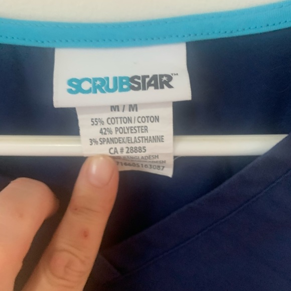 Scrub top with pockets - Picture 3 of 3